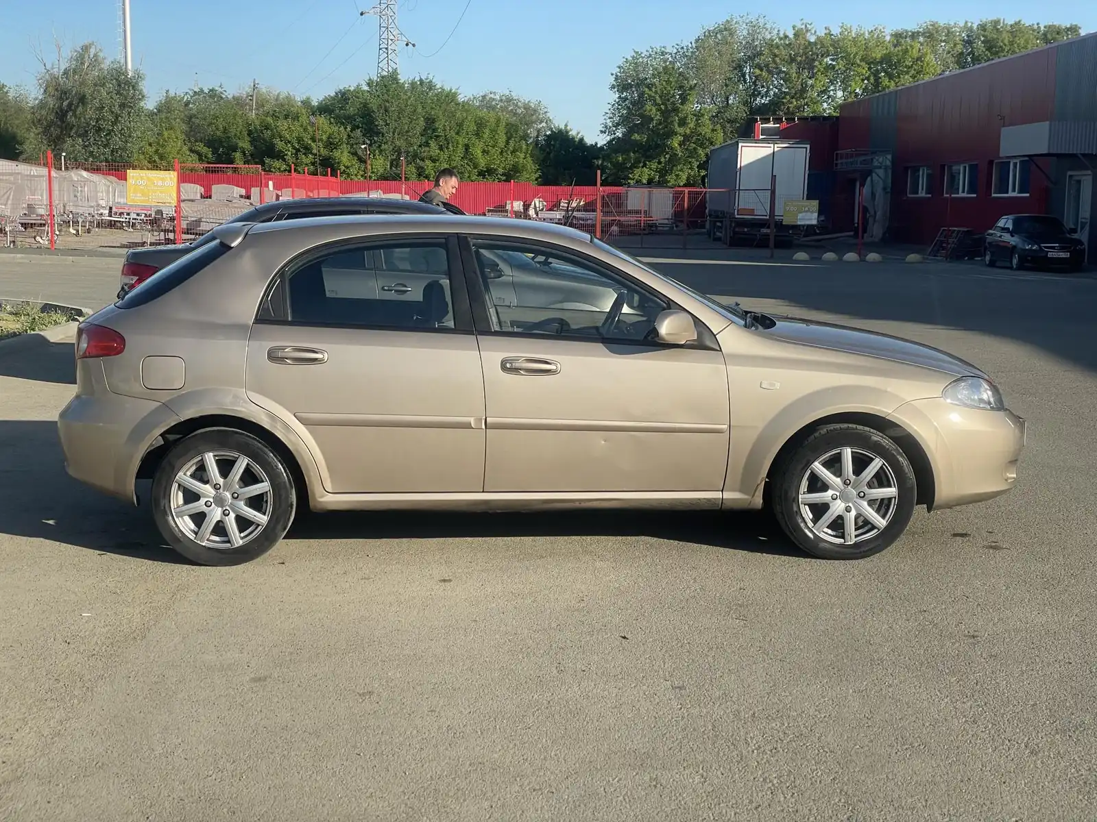 Фото автомобиля CHEVROLET LACETTI, 2007 — госномер Е638НМ790. Цвет: БЕЖЕВЫЙ