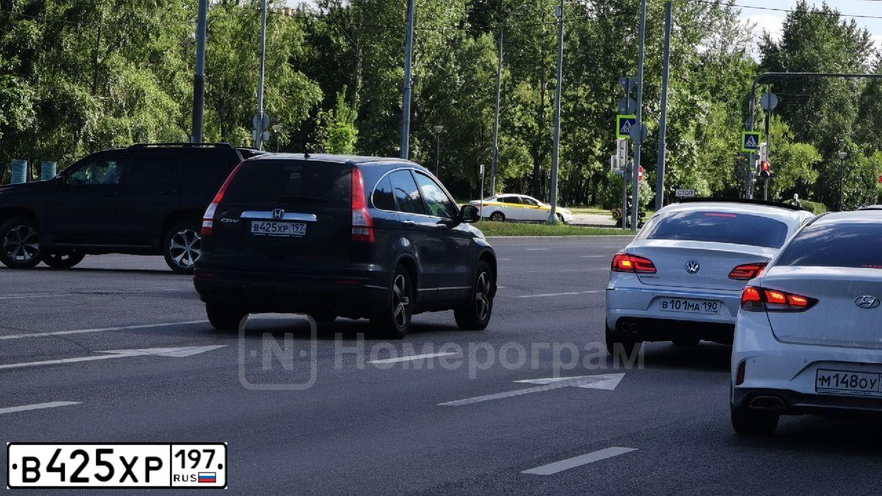 Фото автомобиля HONDA CR-V, 2012 — госномер В425ХР197. Цвет: ЧЕРНЫЙ