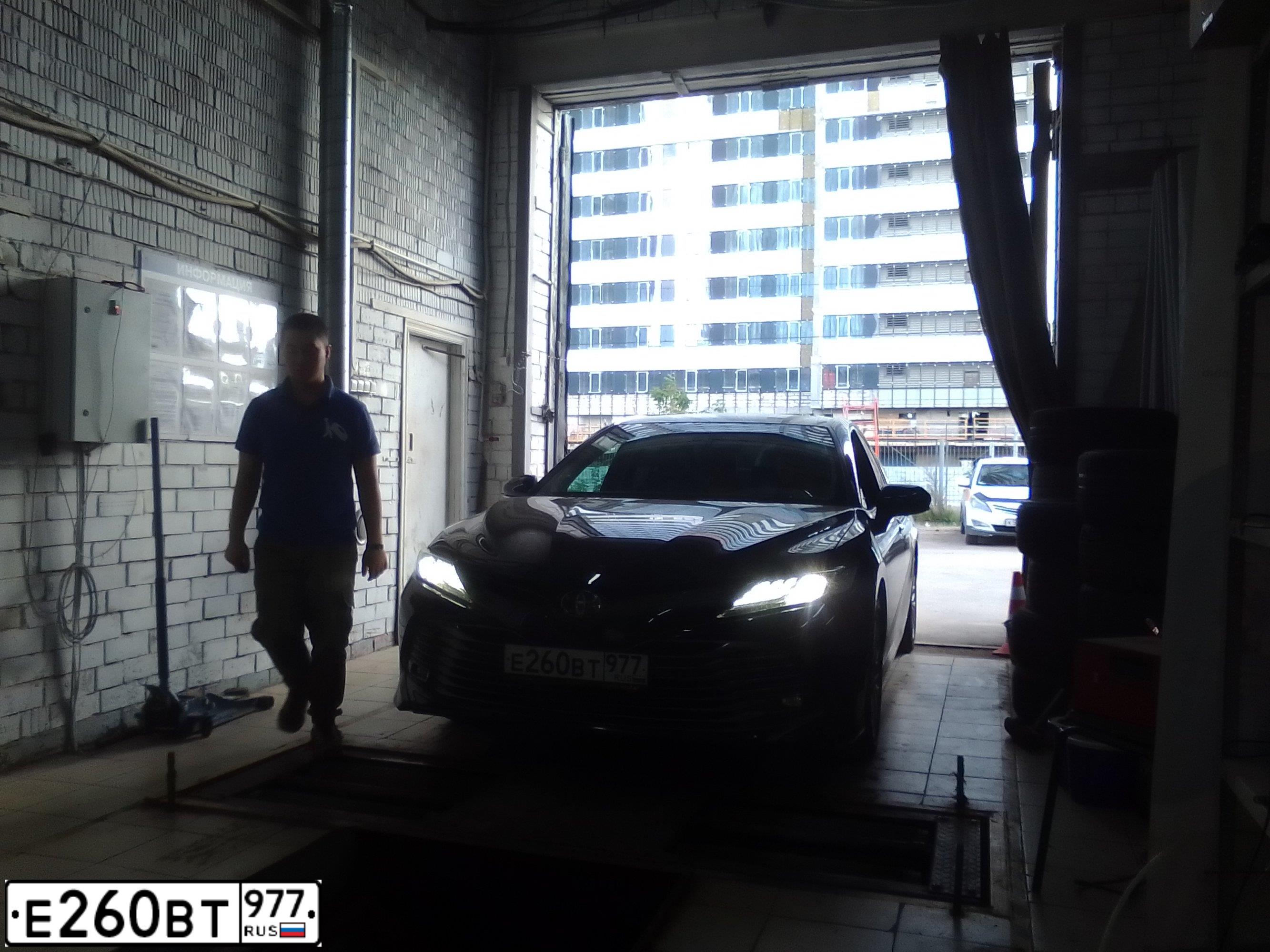 Фото автомобиля TOYOTA CAMRY, 2018 — госномер Р641МР77. Цвет: ТЕМНО-СИНИЙ МЕТАЛИК