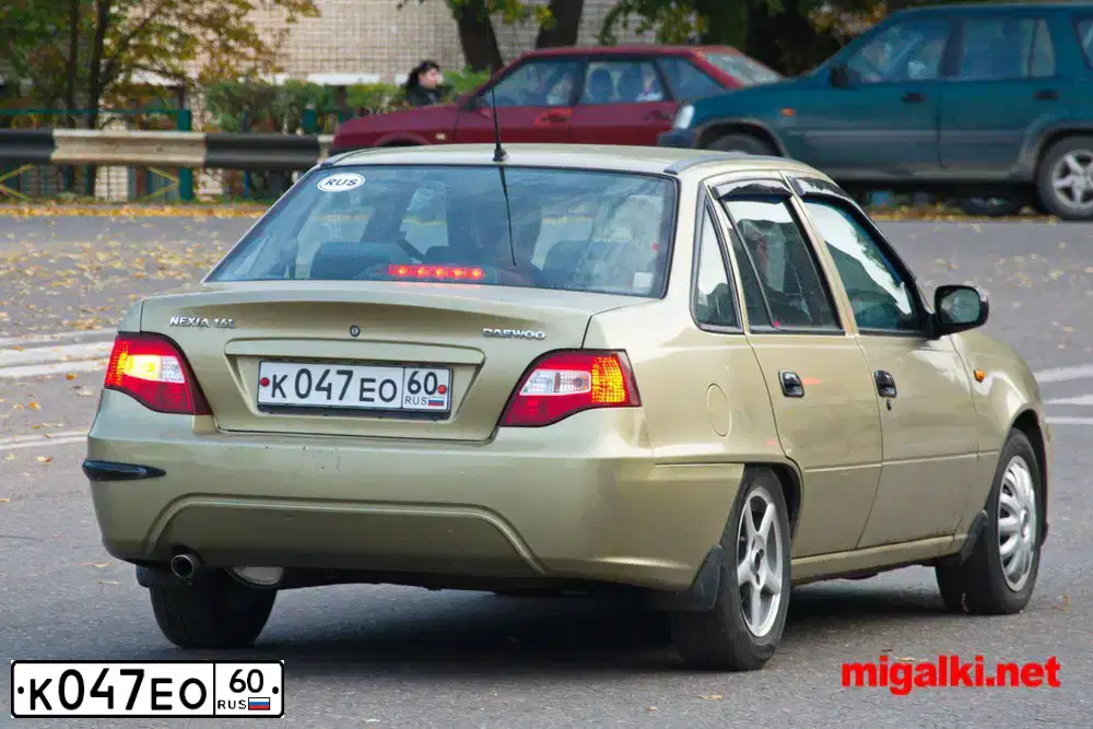 Фото автомобиля DAEWOO NEXIA, 2008 — госномер М171АА790. Цвет: ПЕСОЧНЫЙ