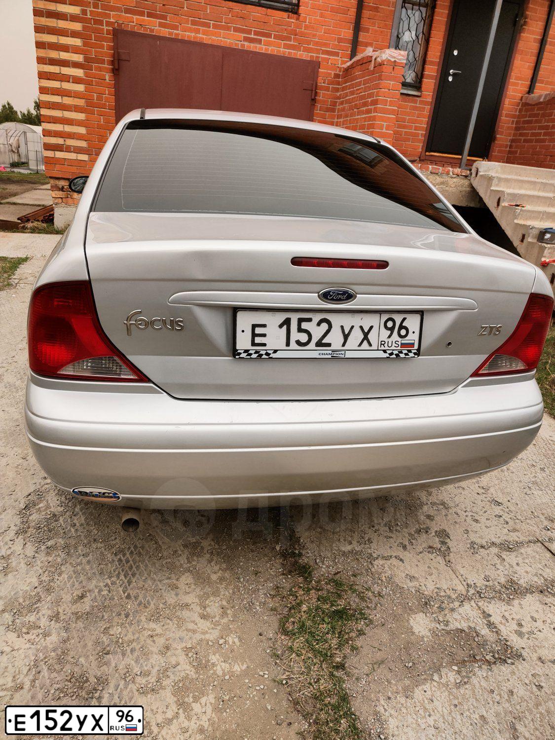 Фото автомобиля FORD FOCUS, 2004 — госномер Е152УХ96. Цвет: СВЕТЛО-СЕРЫЙ
