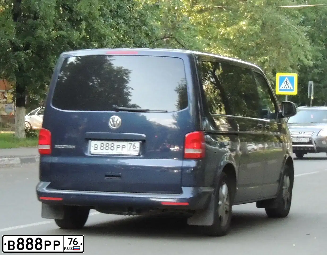 Фото автомобиля VOLKSWAGEN MULTIVAN, 2012 — госномер В888РР76. Цвет: синий