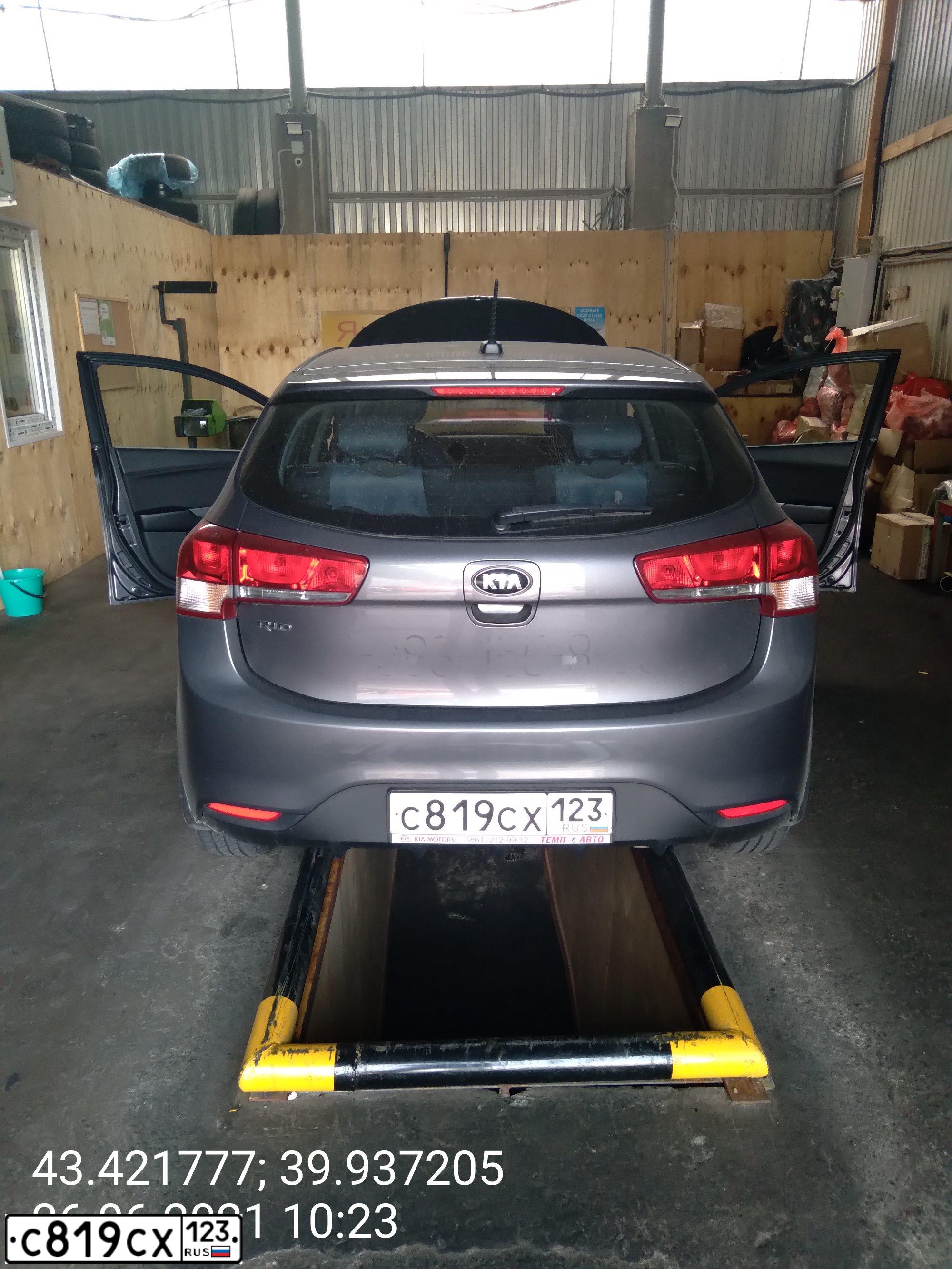 Фото автомобиля KIA RIO, 2017 — госномер У436КО31. Цвет: Коричневый