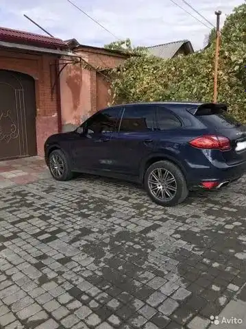 Фото автомобиля PORSCHE CAYENNE, 2013 — госномер В900ОЕ15. Цвет: синий
