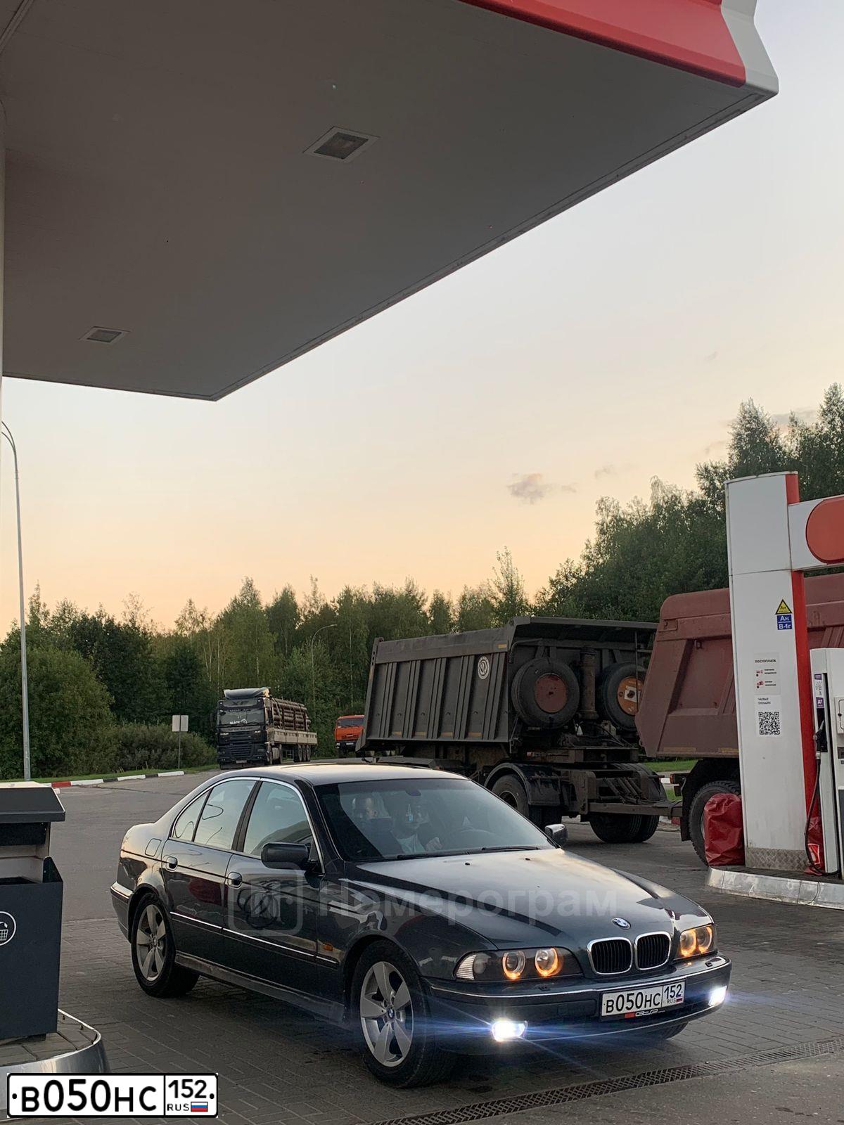 Фото автомобиля BMW SERIE 5, 1999 — госномер В050НС152. Цвет: СЕРЫЙ