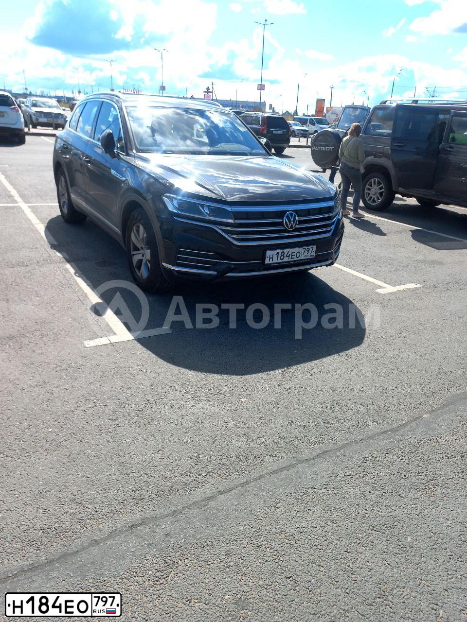 Фото автомобиля VOLKSWAGEN TOUAREG, 2021 — госномер С910АВ550. Цвет: ЧЕРНЫЙ
