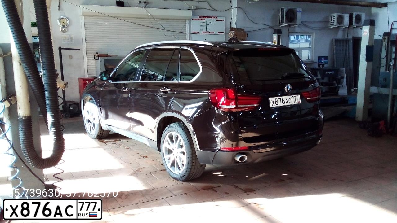 Фото автомобиля BMW X5, 2013 — госномер У447НА790. Цвет: Коричневый