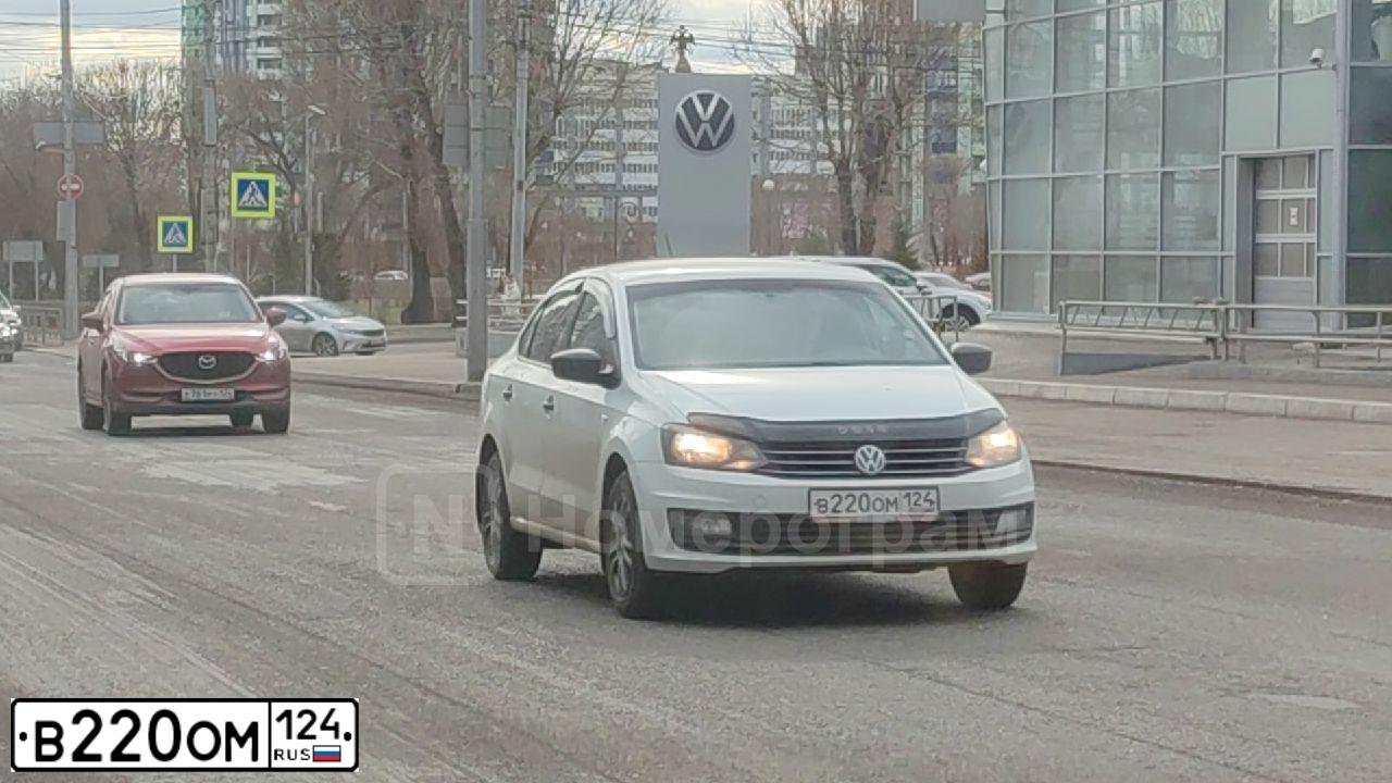 Фото автомобиля VOLKSWAGEN POLO, 2019 — госномер В220ОМ124. Цвет: Белый