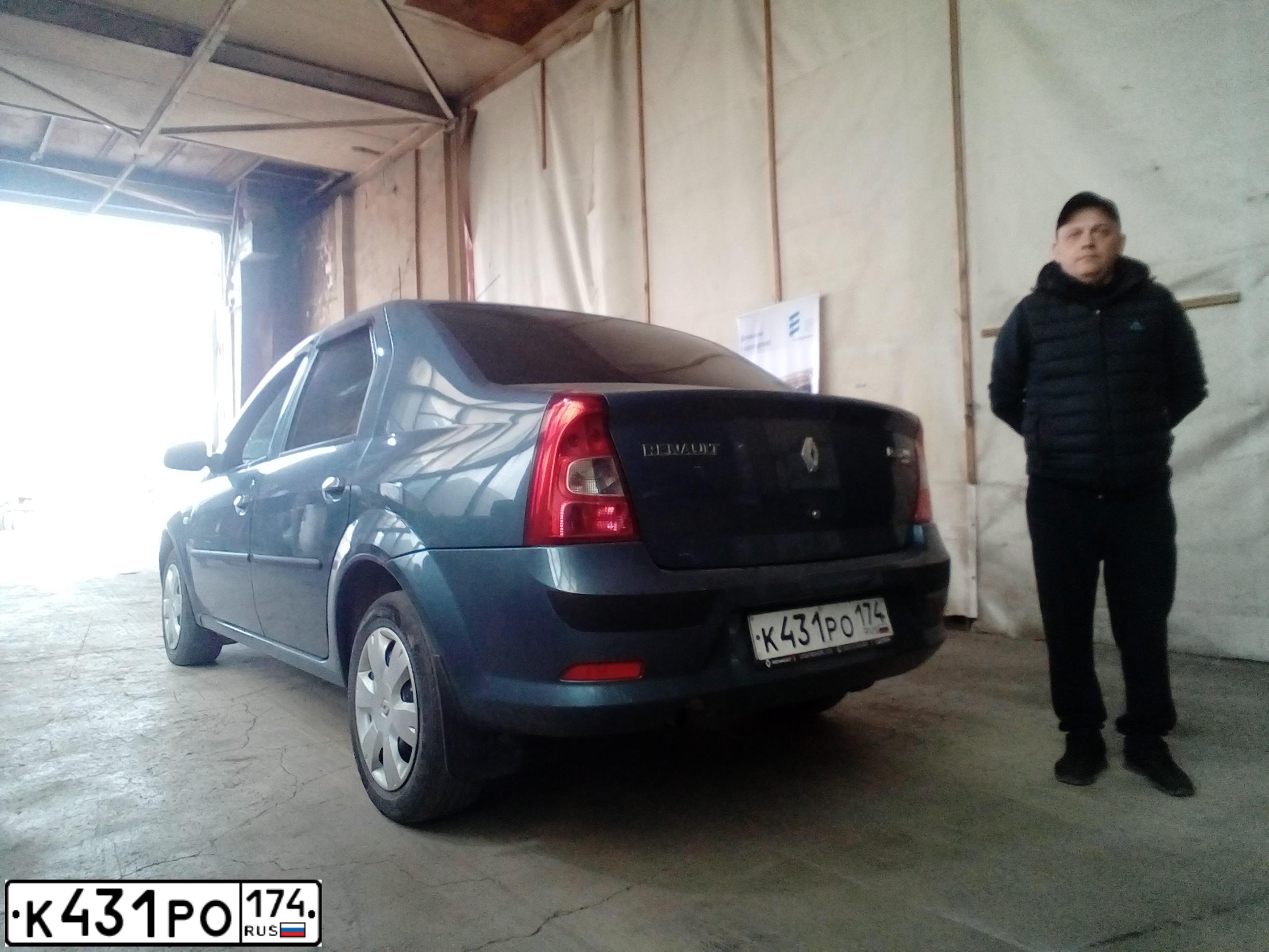 Фото автомобиля RENAULT LOGAN, 2011 — госномер А371ЕН49. Цвет: синий