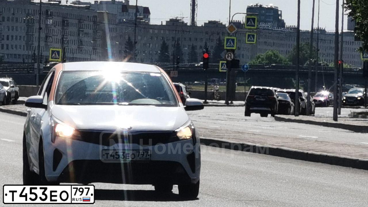 Фото автомобиля KIA RIO, 2021 — госномер Р919ТХ159. Цвет: Белый