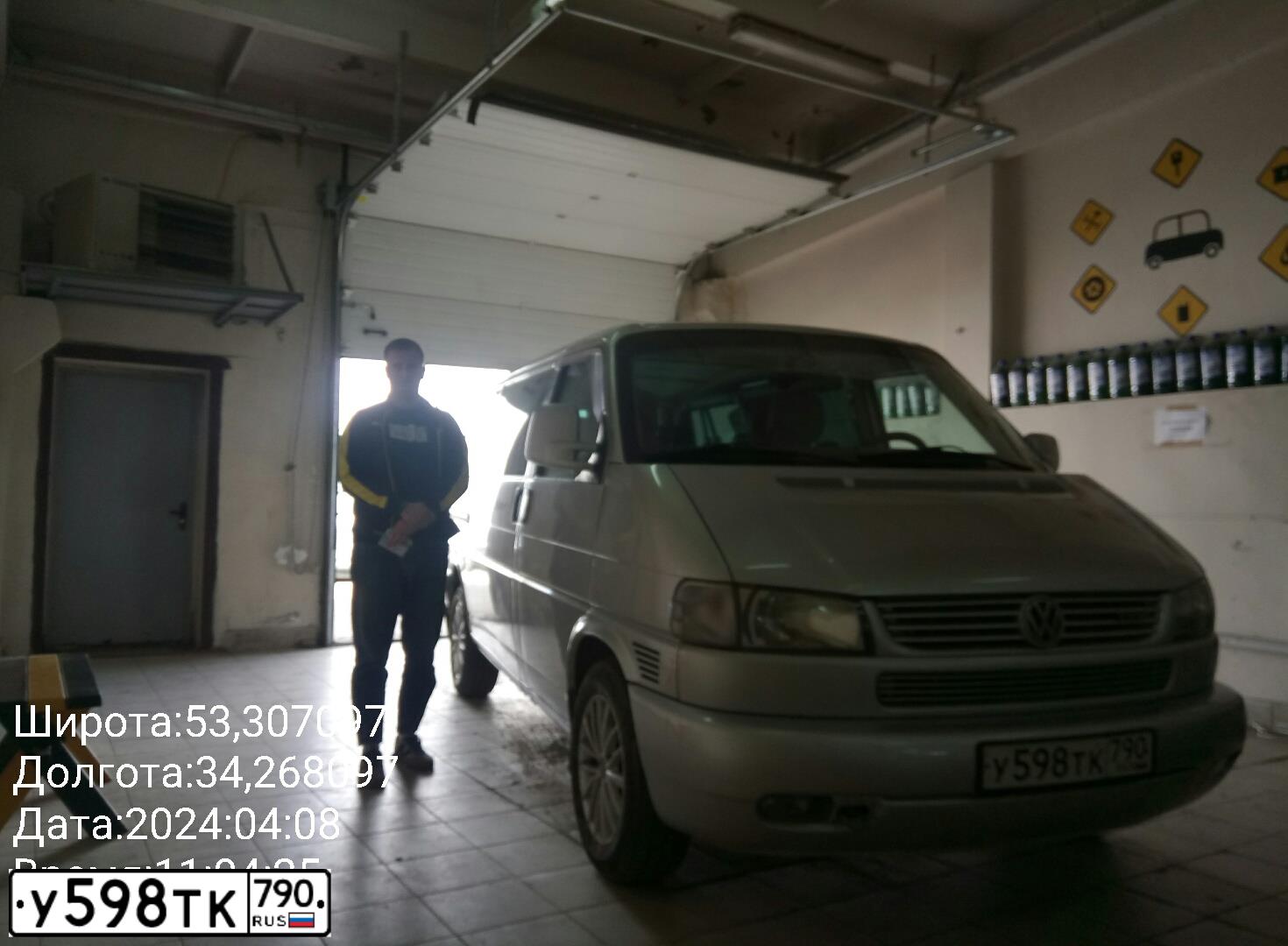Фото автомобиля VOLKSWAGEN TRANSPORTER, 2002 — госномер Р379ВТ32. Цвет: СЕРЕБРИСТЫЙ