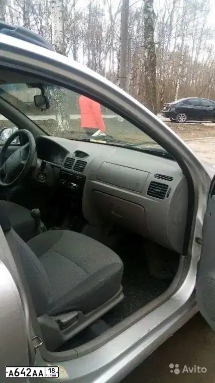 Фото автомобиля KIA RIO, 2004 — госномер А642АА18. Цвет: Серебристый