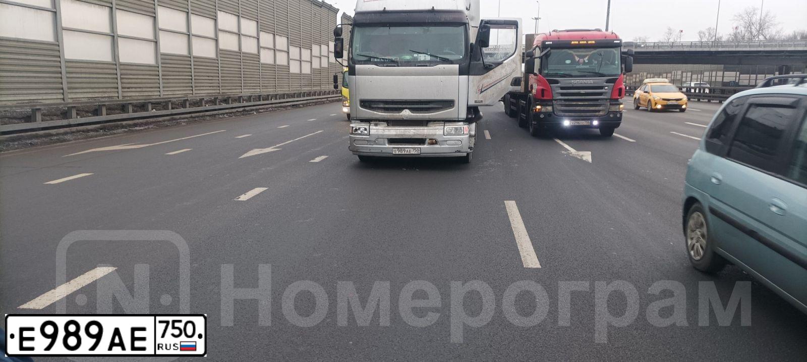 Фото автомобиля RENAULT PREMIUM, 2002 — госномер Е989АЕ750. Цвет: СЕРЫЙ