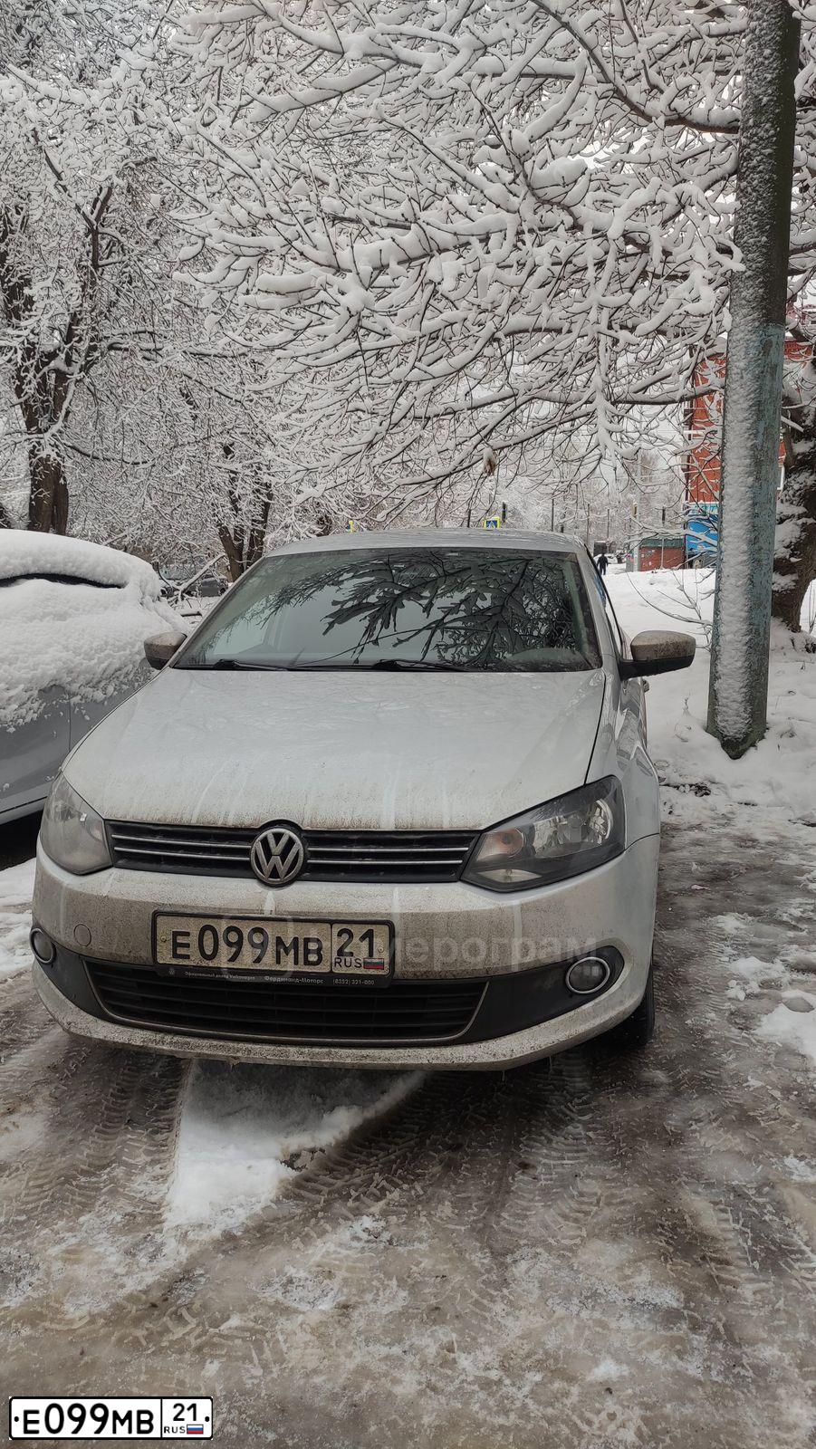 Фото автомобиля VOLKSWAGEN POLO, 2014 — госномер Е099МВ21. Цвет: Серебристый