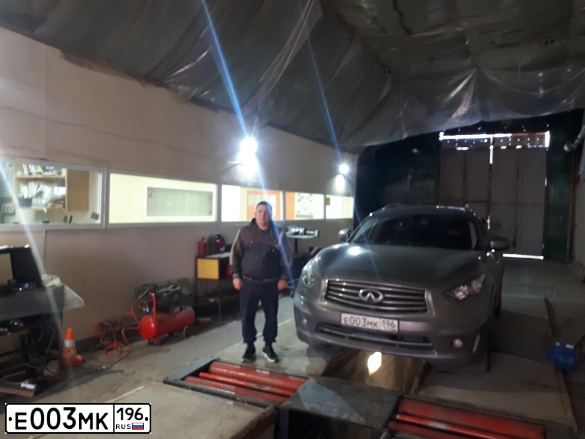 Фото автомобиля VOLKSWAGEN TIGUAN, 2013 — госномер Е003МК196. Цвет: ЧЕРНЫЙ