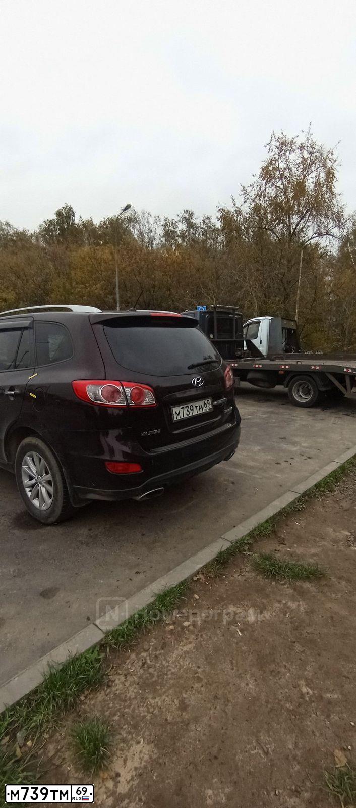 Фото автомобиля HYUNDAI SANTA FE, 2010 — госномер М739ТМ69. Цвет: ТЕМНО ВИШНЕВЫЙ