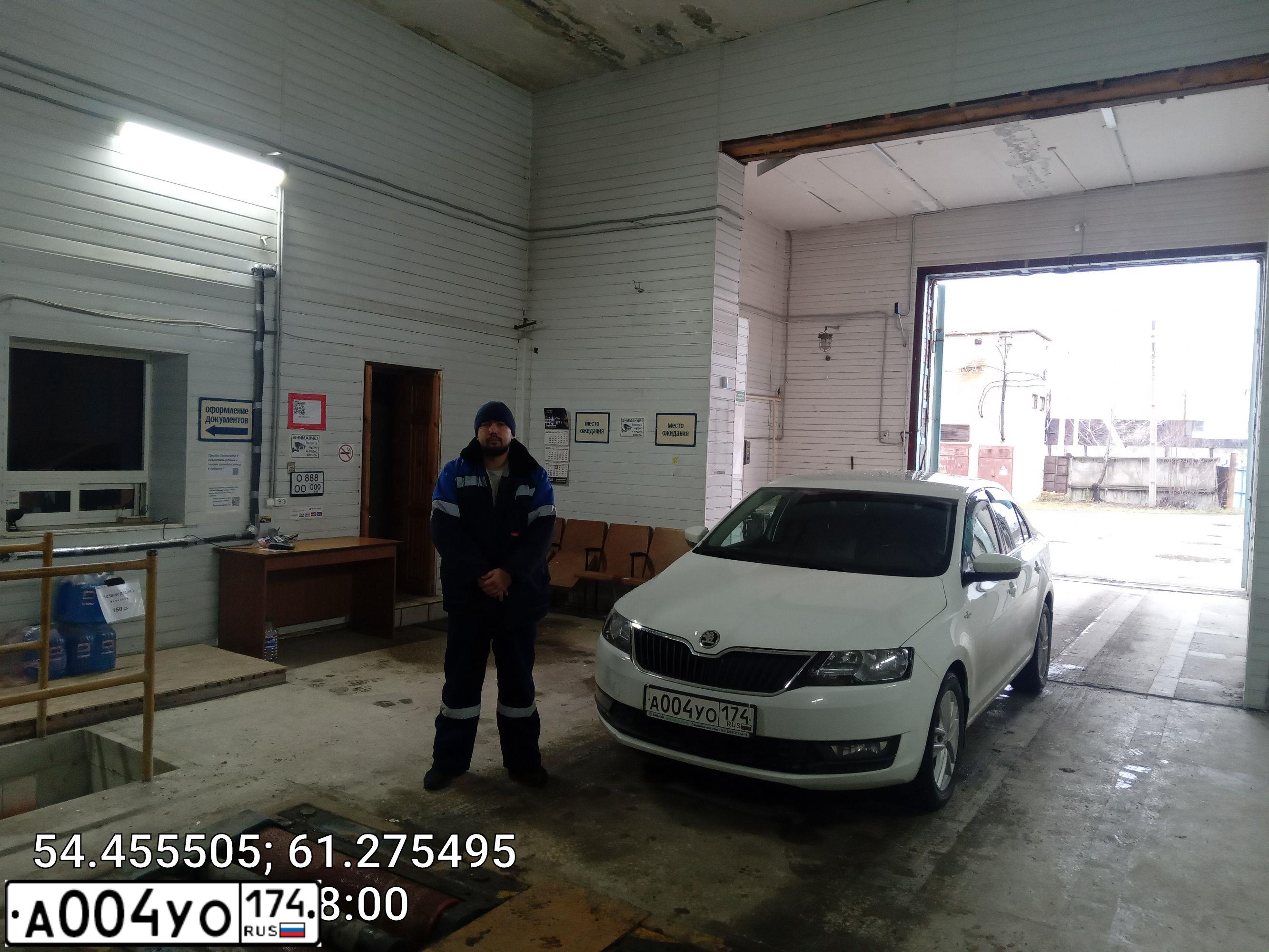 Фото автомобиля SKODA RAPID, 2019 — госномер А004УО174. Цвет: БЕЛЫЙ