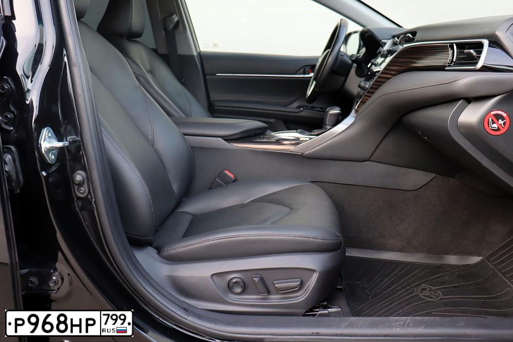 Фото автомобиля TOYOTA CAMRY, 2019 — госномер Р819НЕ126. Цвет: ЧЕРНЫЙ МЕТАЛИК
