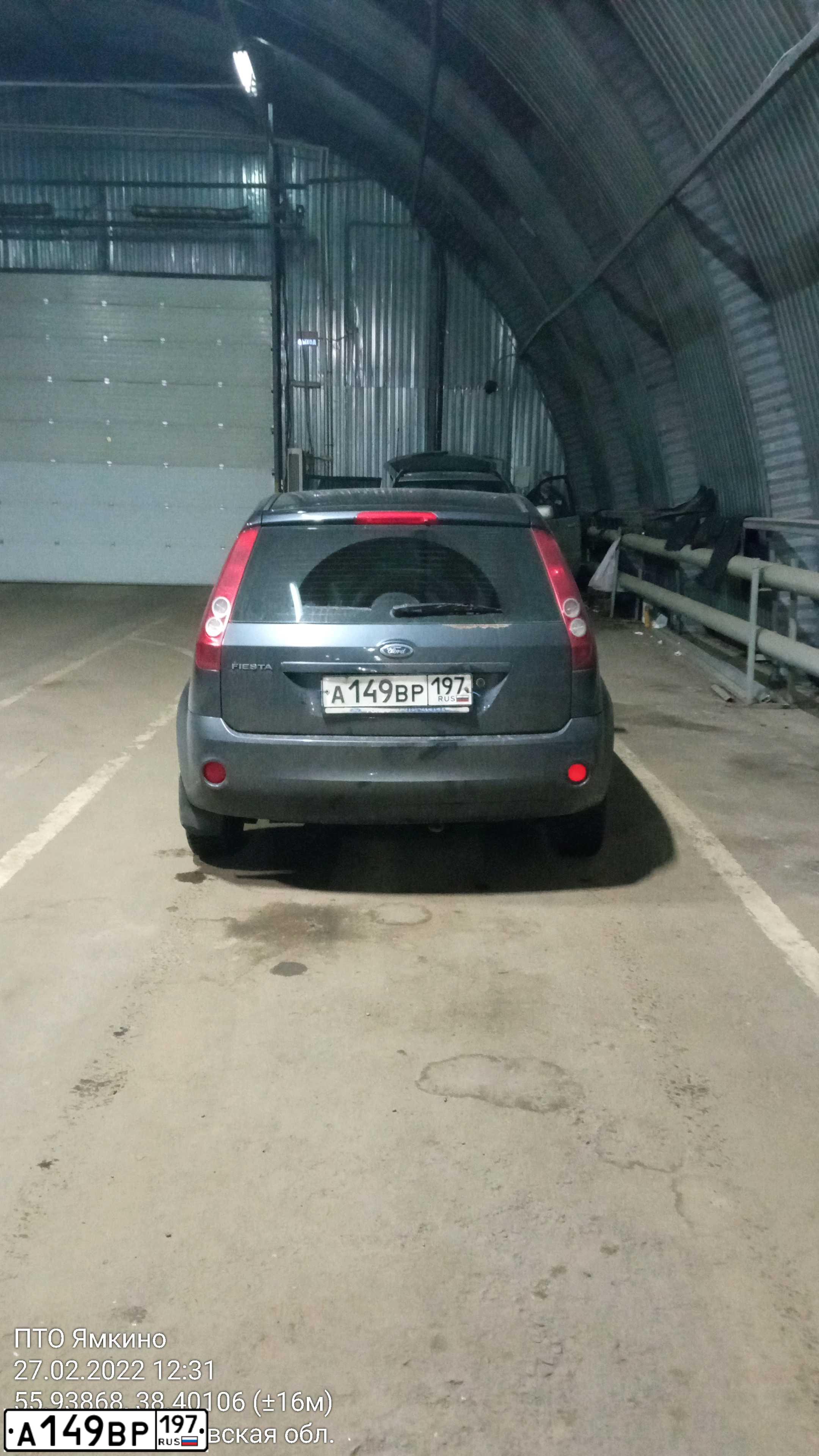 Фото автомобиля FORD FIESTA / ASPIRE, 2006 — госномер К132СЕ790. Цвет: темно-серый