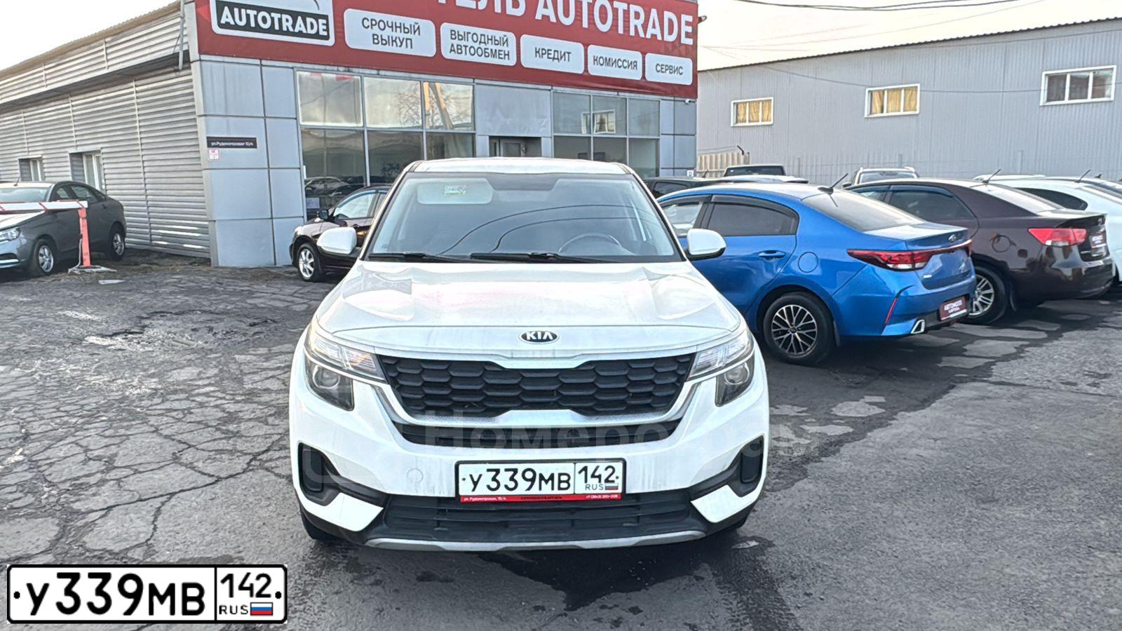 Фото автомобиля KIA SELTOS, 2020 — госномер С869РВ142. Цвет: Снежно-Белый перламутр