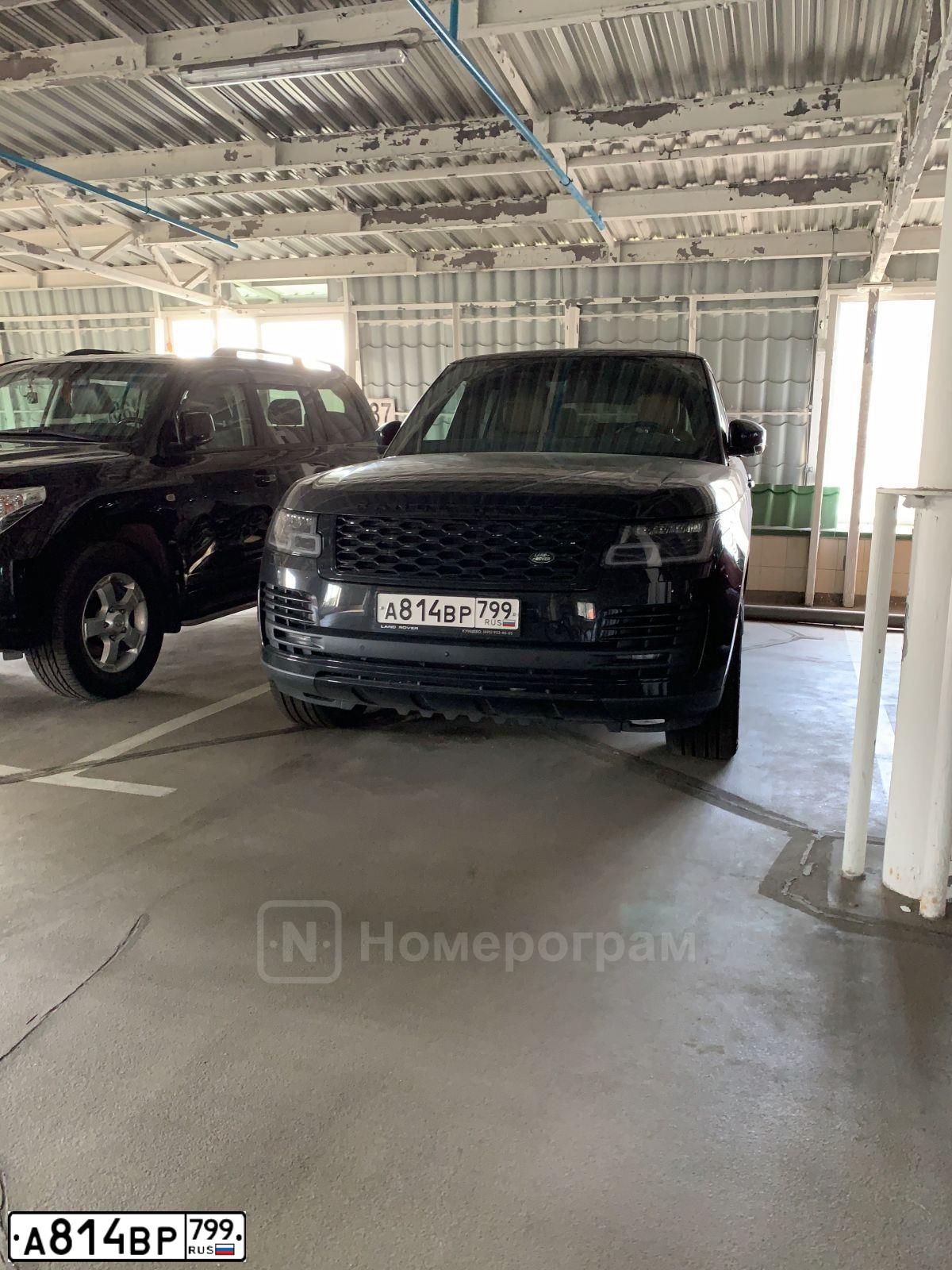 Фото автомобиля LAND ROVER RANGE ROVER, 2020 — госномер О212АЕ10. Цвет: ЧЕРНЫЙ