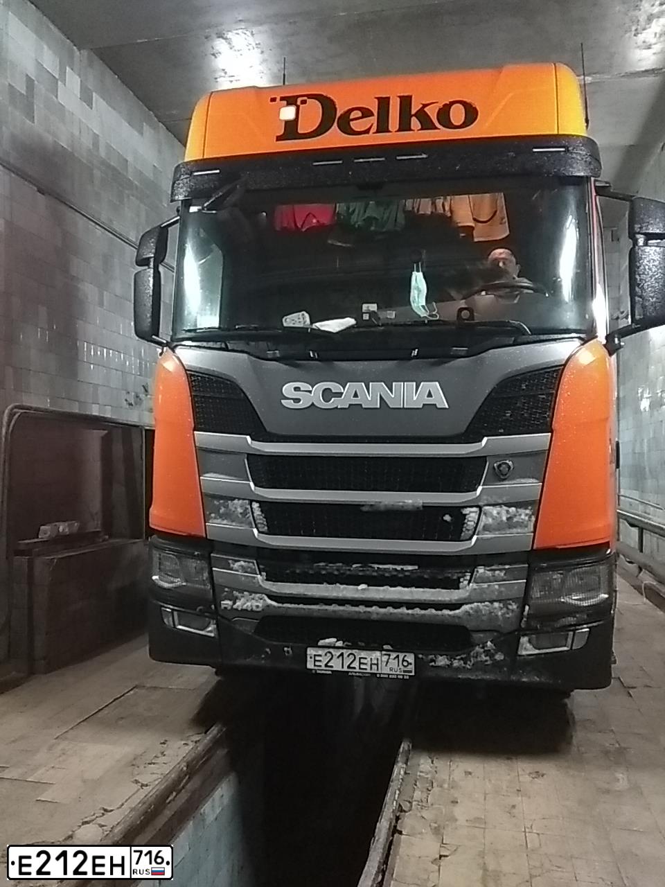 Фото автомобиля SCANIA SERIE R /4X2/, 2019 — госномер Е212ЕН716. Цвет: ОРАНЖЕВЫЙ