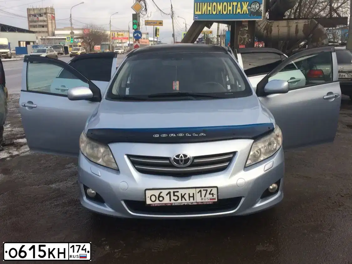 Фото автомобиля TOYOTA COROLLA, 2007 — госномер О519ОН124. Цвет: СВЕТЛО-ГОЛУБОЙ