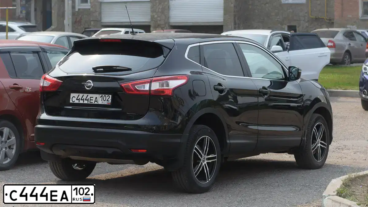 Фото автомобиля NISSAN QASHQAI, 2014 — госномер С444ЕА102. Цвет: ЧЕРНЫЙ