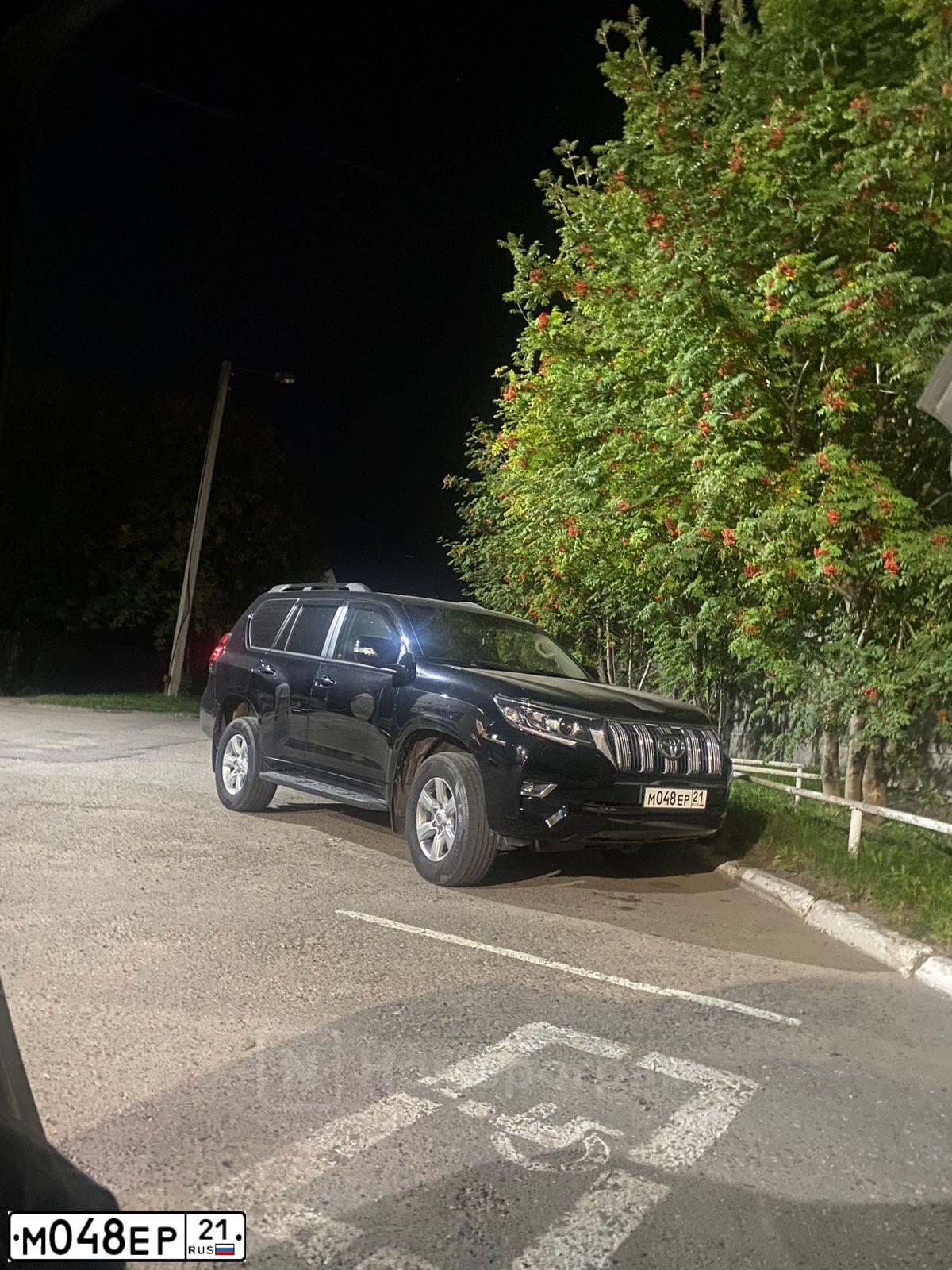 Фото автомобиля TOYOTA LANDCRUISER, 2011 — госномер М048ЕР21. Цвет: ЧЕРНЫЙ