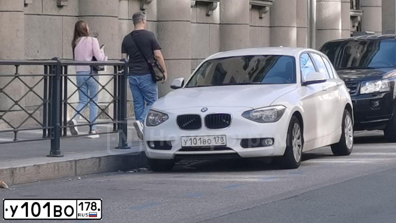 Фото автомобиля BMW SERIE 1, 2012 — госномер У101ВО178. Цвет: БЕЛЫЙ