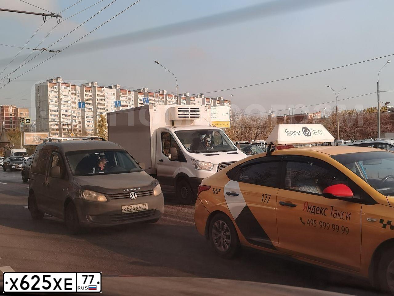 Фото автомобиля VOLKSWAGEN CADDY, 2011 — госномер Х079КА77. Цвет: СЕРЫЙ ТЕМНЫЙ