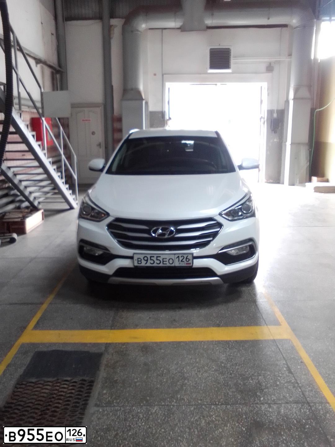 Фото автомобиля HYUNDAI SANTA FE, 2016 — госномер В955ЕО126. Цвет: БЕЛЫЙ