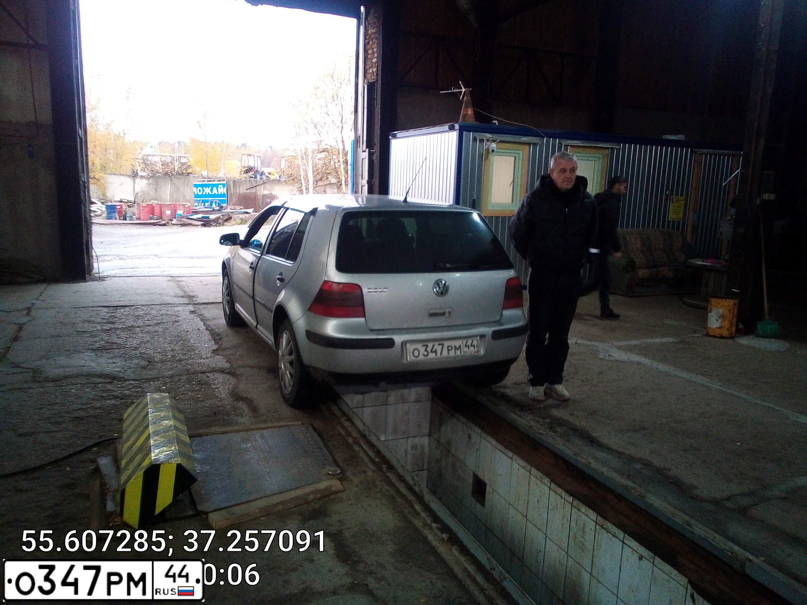Фото автомобиля VOLKSWAGEN GOLF, 2000 — госномер О694ВС550. Цвет: СЕРЫЙ