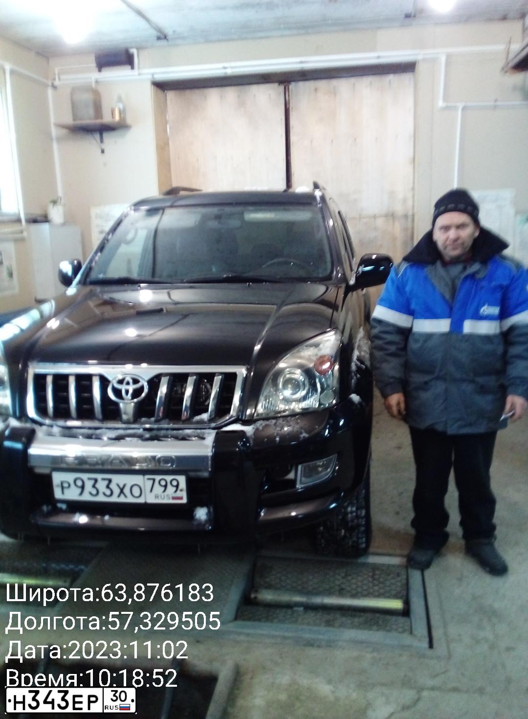 Фото автомобиля TOYOTA LAND CRUISER, 2005 — госномер Р267ХА11. Цвет: ЧЕРНЫЙ
