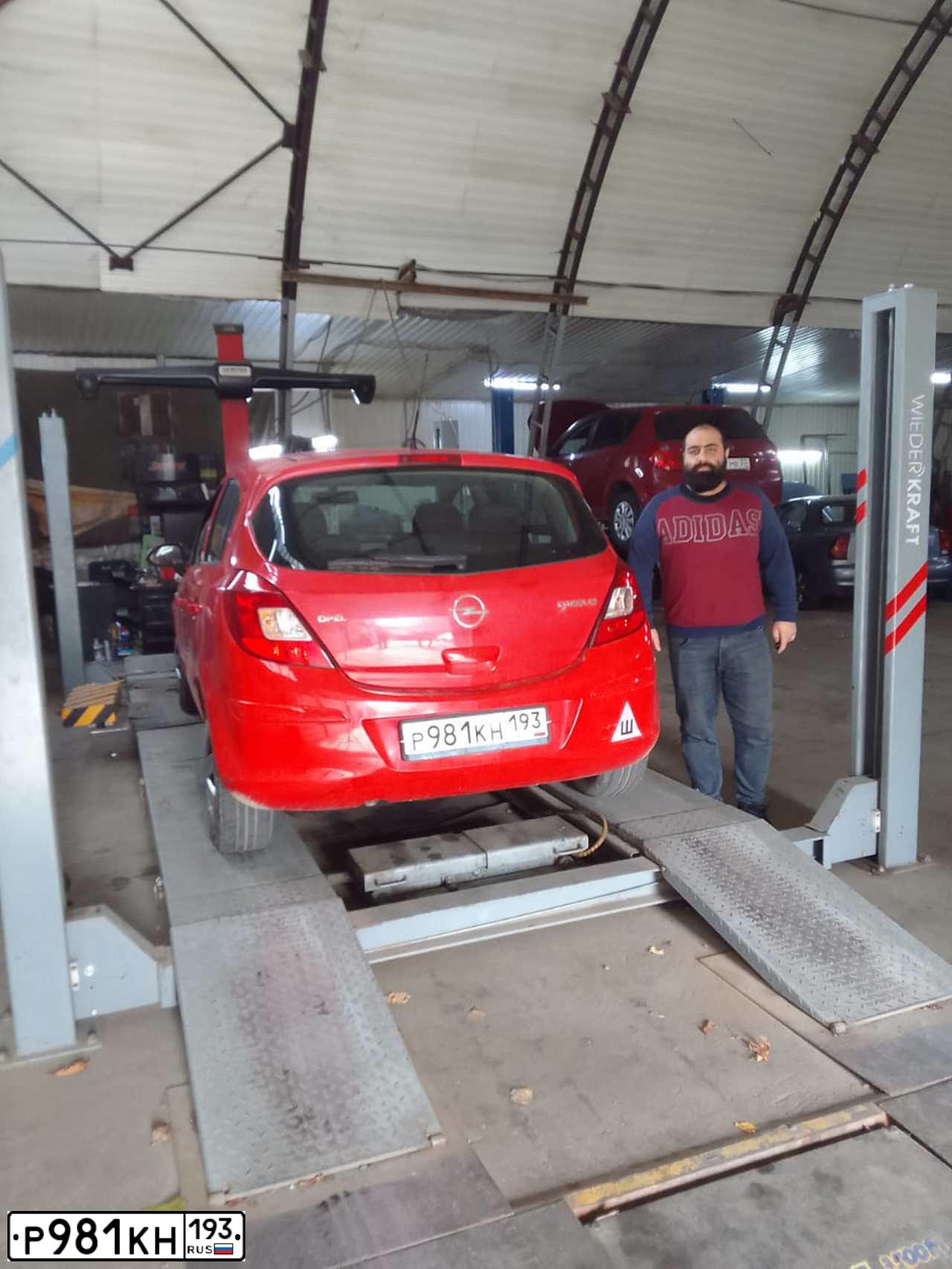 Фото автомобиля OPEL CORSA, 2007 — госномер Р981КН193. Цвет: Красный