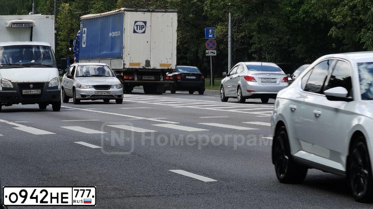Фото автомобиля HYUNDAI SOLARIS, 2015 — госномер У765ЕЕ977. Цвет: Серебристый