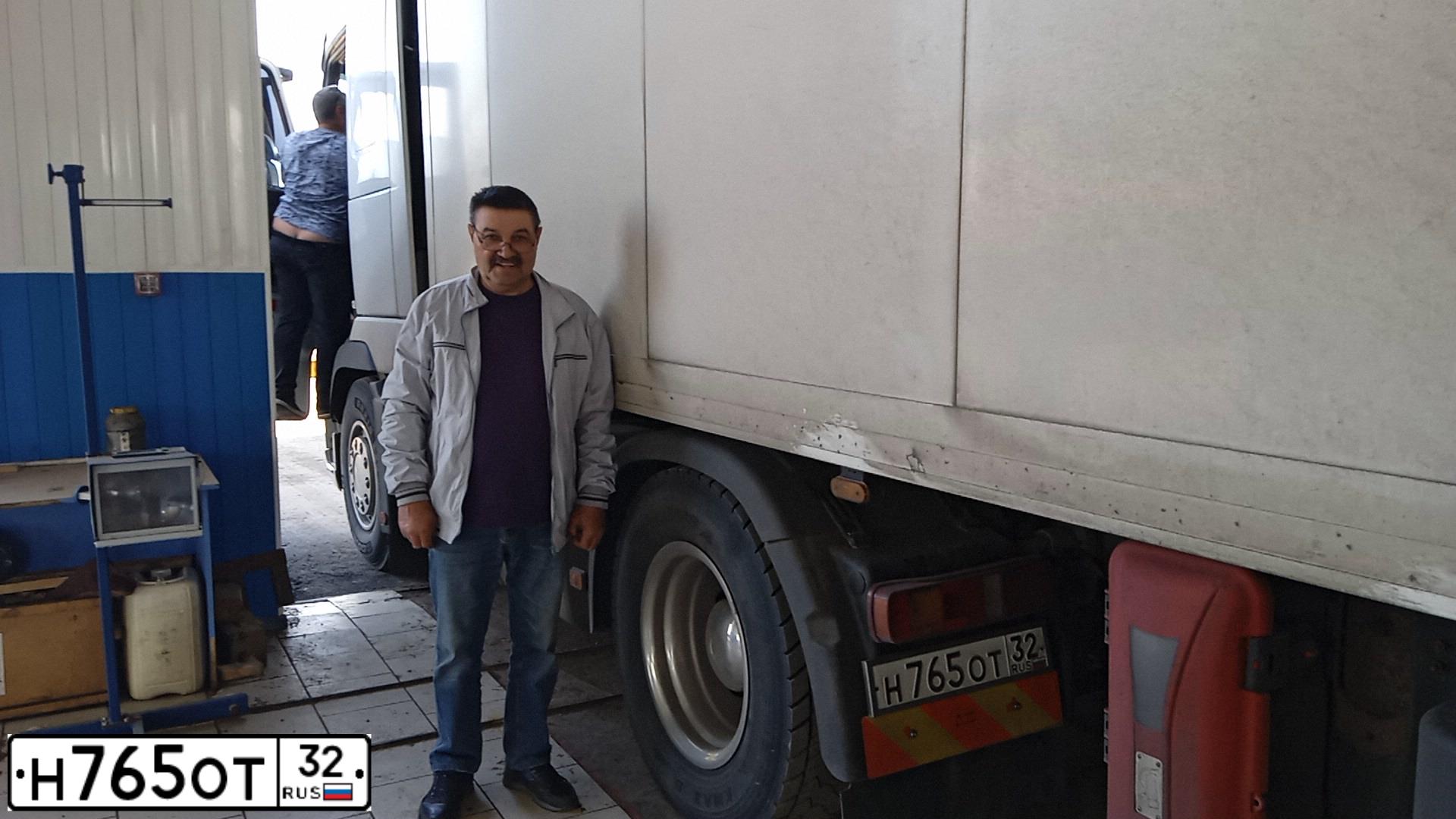Фото автомобиля VOLVO SERIE FH /4X2/, 2002 — госномер Е008КХ32. Цвет: Белый