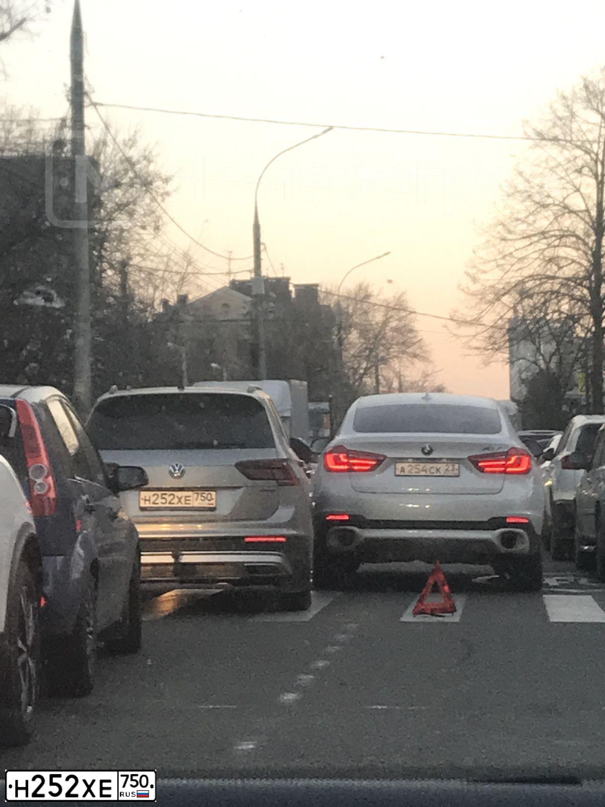 Фото автомобиля VOLKSWAGEN TIGUAN, 2019 — госномер Н252ХЕ750. Цвет: СЕРЕБРИТЫЙ
