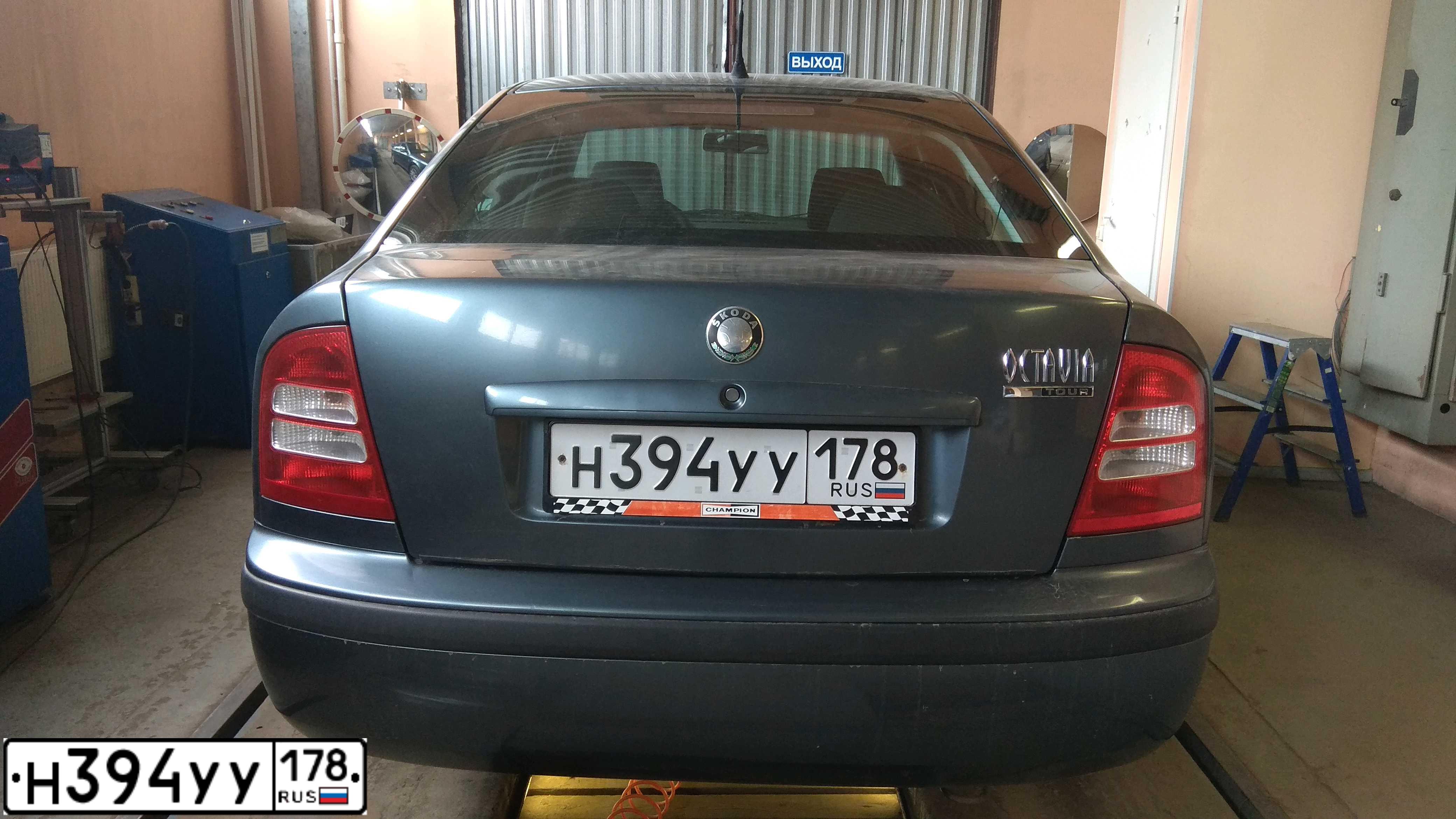 Фото автомобиля SKODA OCTAVIA, 2006 — госномер Н394УУ178. Цвет: СЕРЫЙ