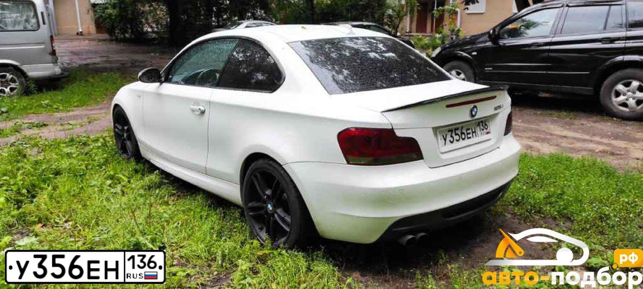 Фото автомобиля BMW SERIE 1, 2008 — госномер А812АХ178. Цвет: Белый