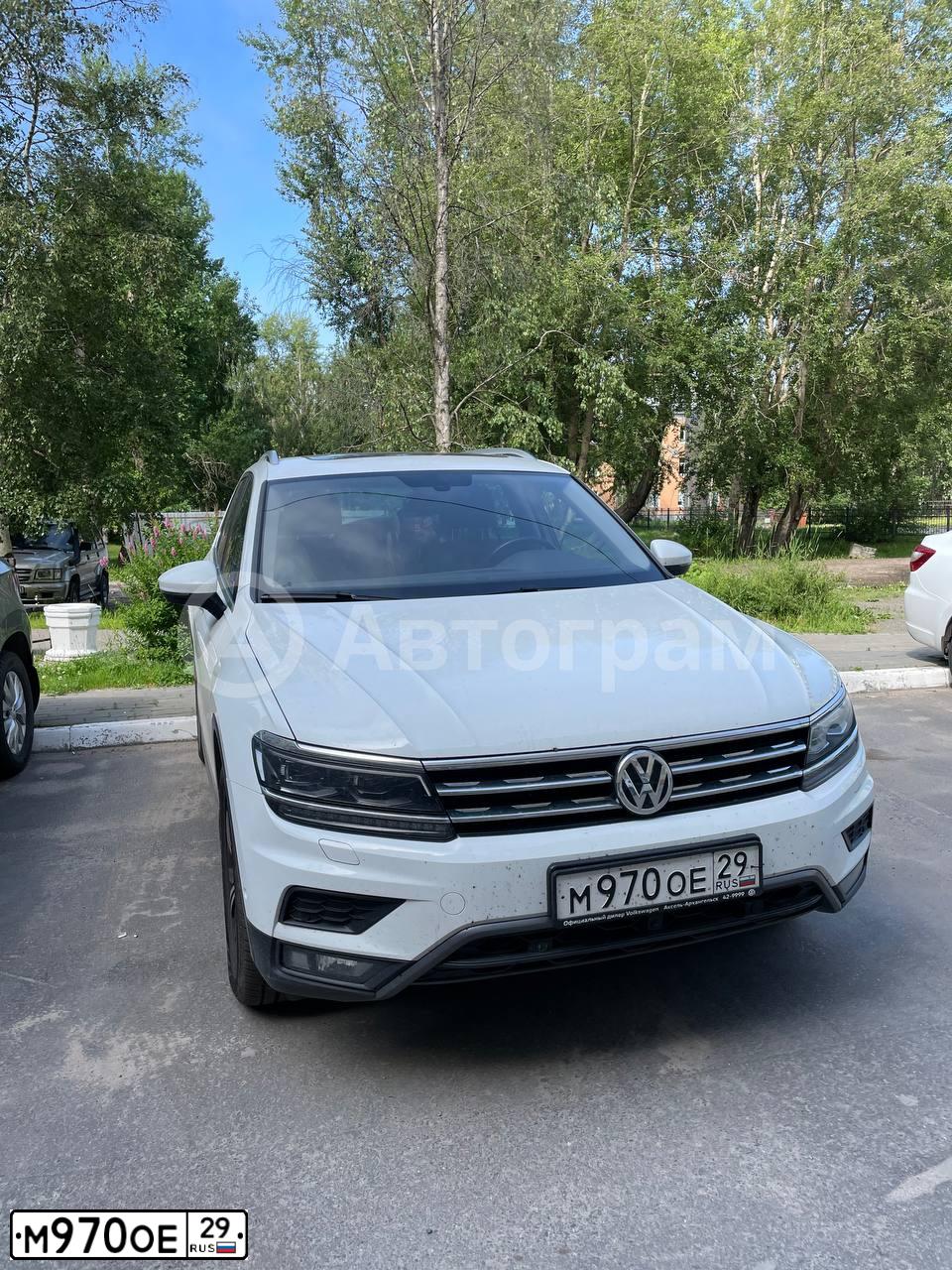 Фото автомобиля VOLKSWAGEN TIGUAN, 2018 — госномер О458РА29. Цвет: Белый
