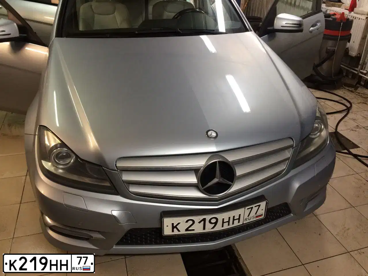 Фото автомобиля MERCEDES C-KLASSE, 2012 — госномер К219НН77. Цвет: СЕРЫЙ