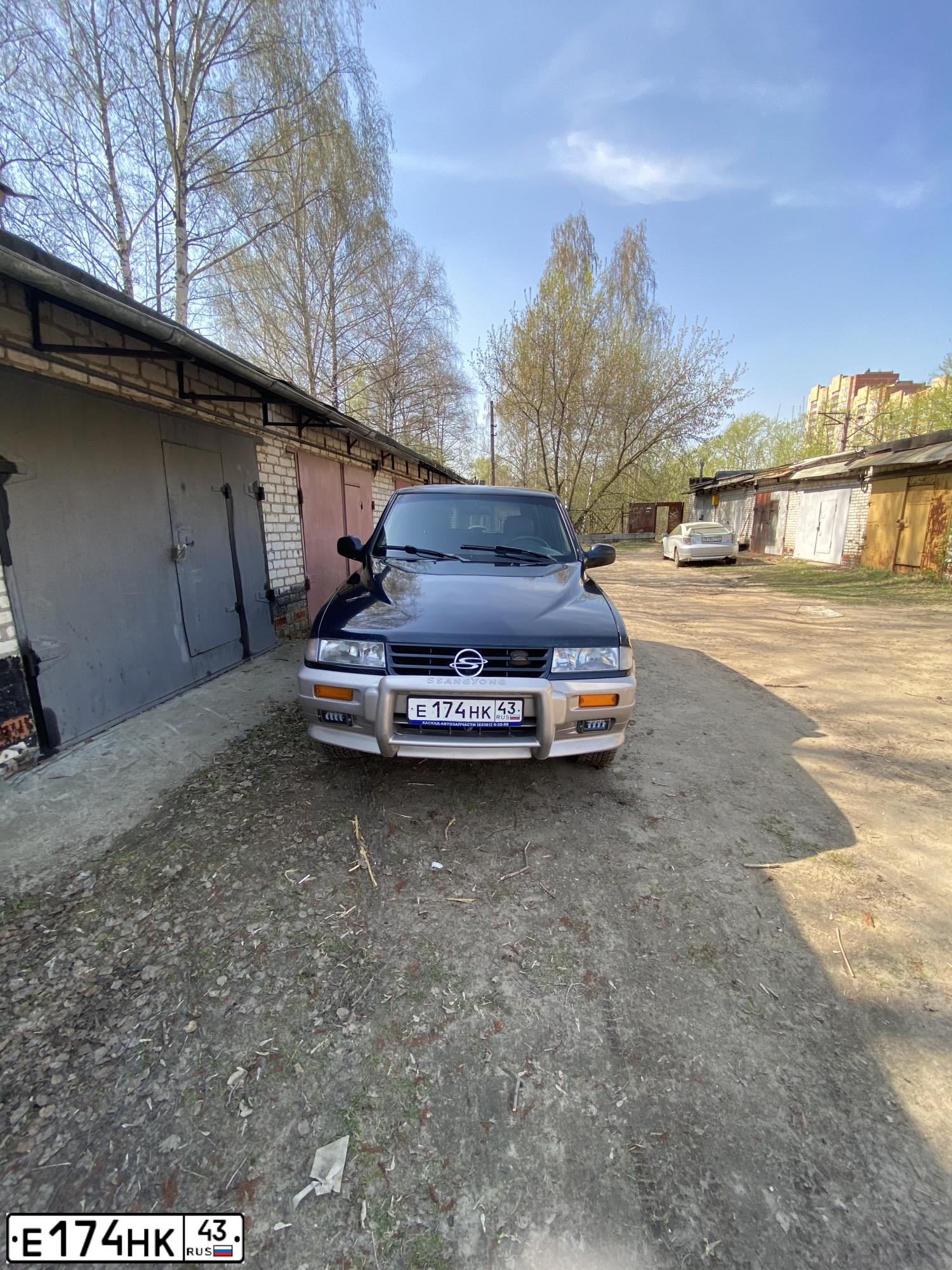 Фото автомобиля SSANGYONG MUSSO, 1996 — госномер Е174НК43. Цвет: ЧЕРНЫЙ