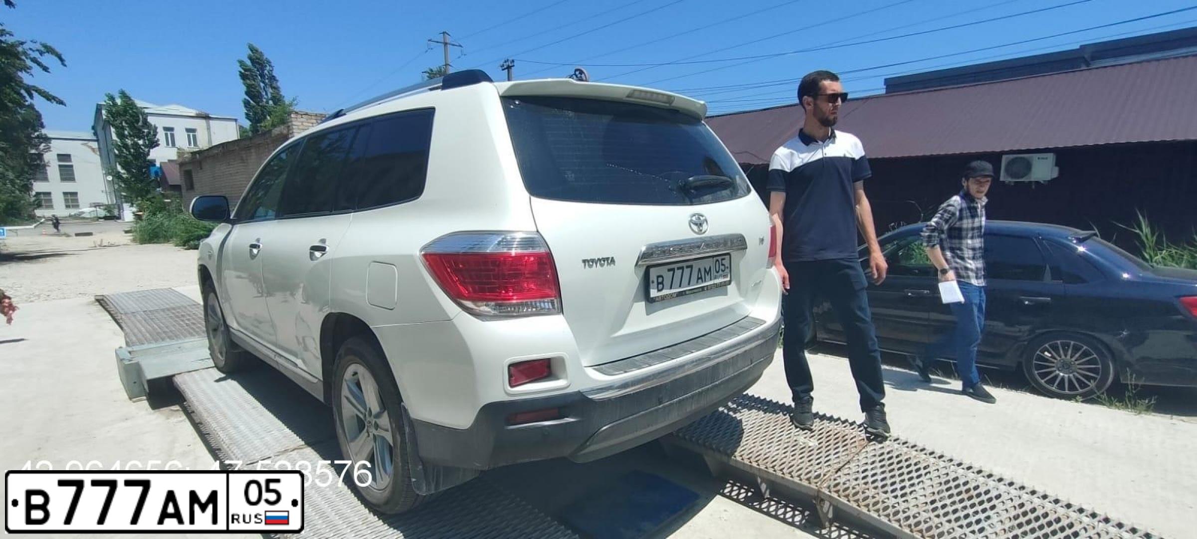 Фото автомобиля TOYOTA HIGHLANDER, 2013 — госномер В777АМ05. Цвет: Белый