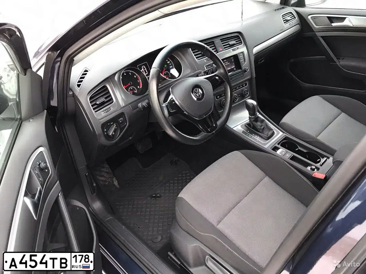 Фото автомобиля VOLKSWAGEN GOLF, 2014 — госномер М120РВ29. Цвет: ТЕМНО-СИНИЙ