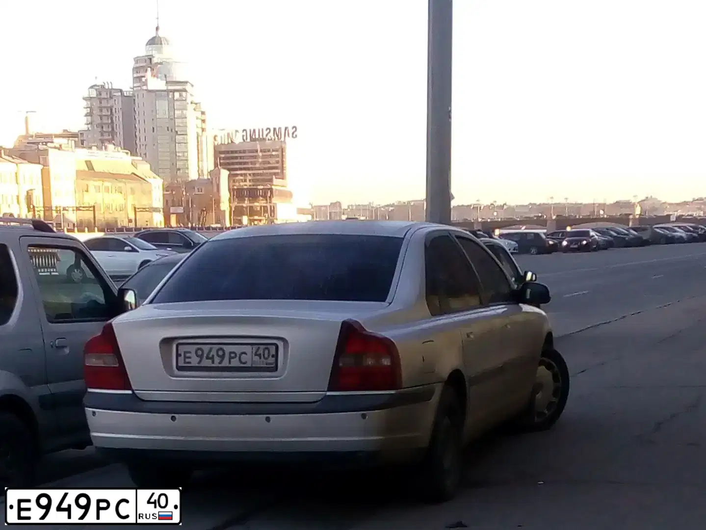 Фото автомобиля VOLVO S80, 1999 — госномер А552СС198. Цвет: БЕЛЫЙ (СЕРЕБРИСТЫЙ)