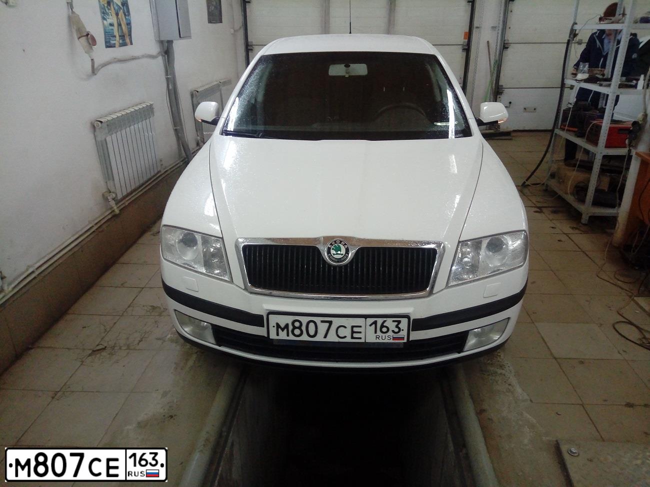 Фото автомобиля SKODA OCTAVIA, 2008 — госномер М807СЕ163. Цвет: Белый