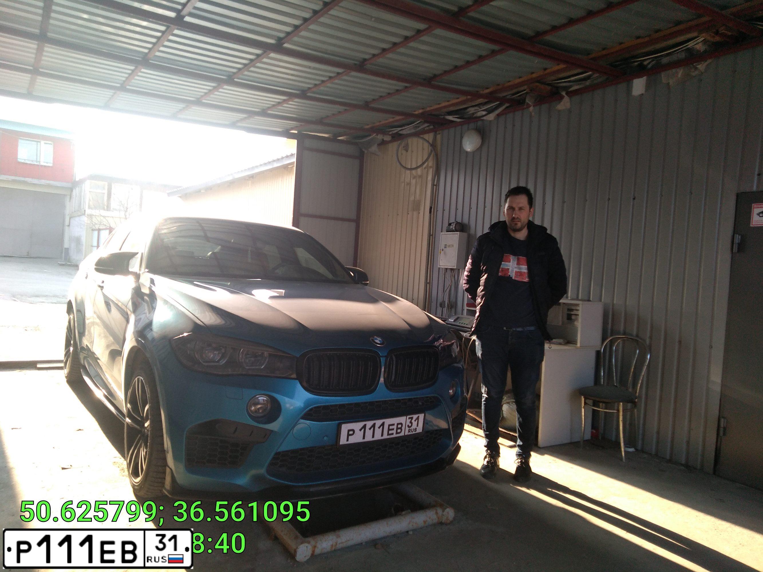 Фото автомобиля БМВ X6 XDRIVE40D, 2018 — госномер У038КН31. Цвет: голубой