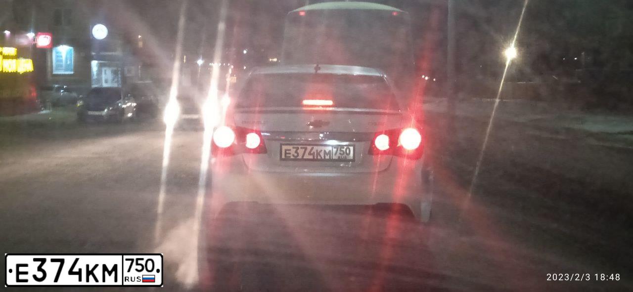 Фото автомобиля CHEVROLET CRUZE, 2013 — госномер Е374КМ750. Цвет: БЕЛЫЙ