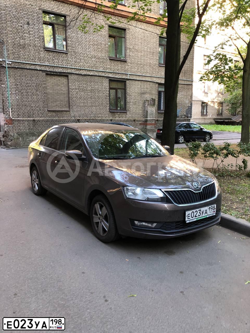 Фото автомобиля SKODA RAPID, 2019 — госномер Е023УА198. Цвет: Коричневый